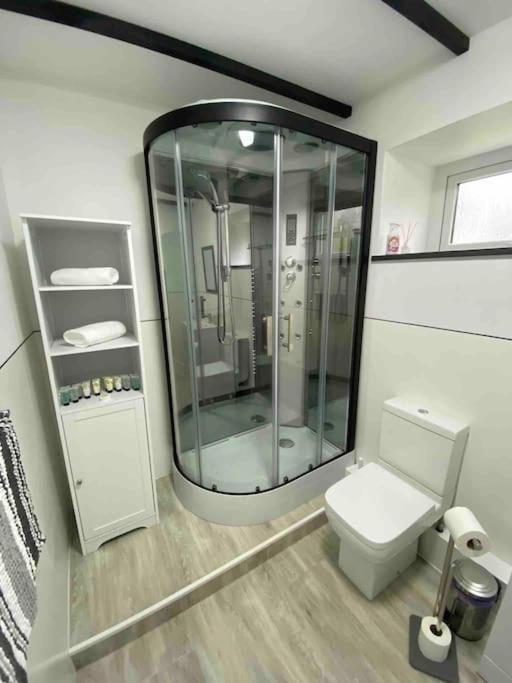 Beautiful Renovated Former Coach House 兰代洛 外观 照片